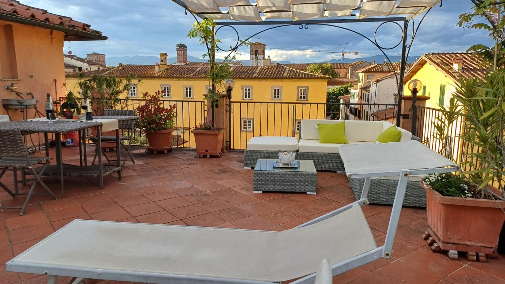 Ferienwohnung La Terrazza Fra Le Torri Lucca Exterior foto