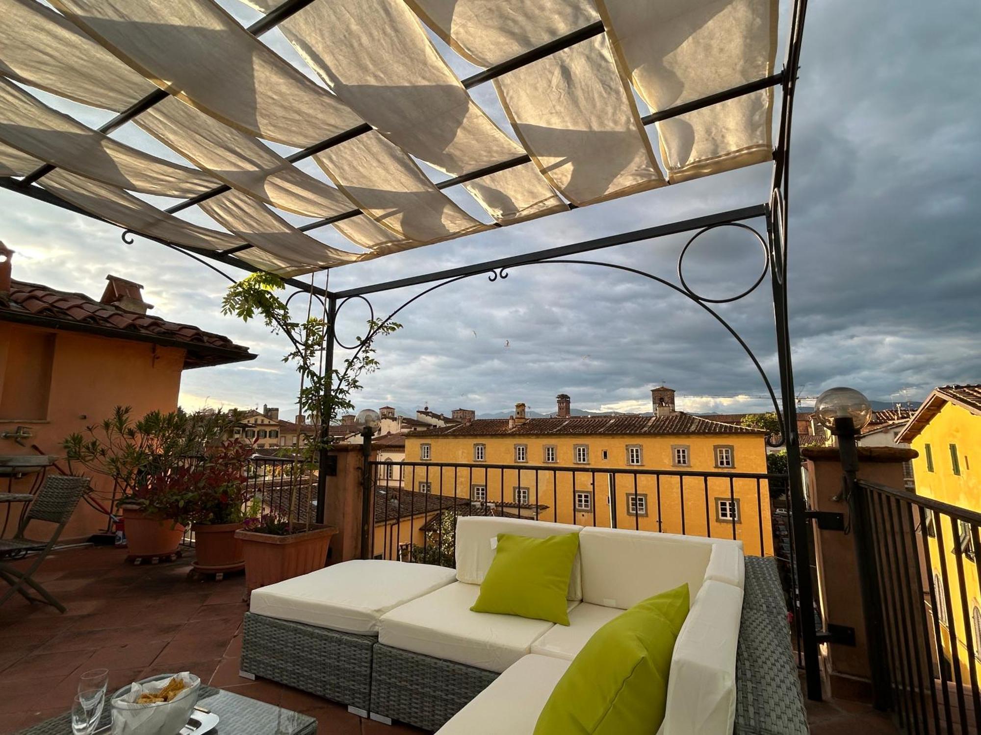 Ferienwohnung La Terrazza Fra Le Torri Lucca Exterior foto
