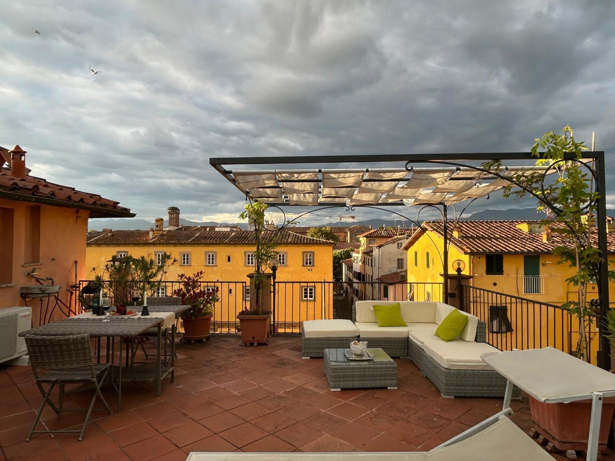 Ferienwohnung La Terrazza Fra Le Torri Lucca Exterior foto